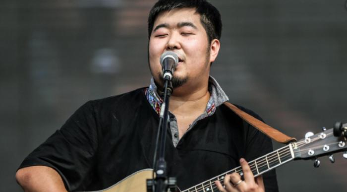 不拘一格的风格让尧十三有着很大的名气,代表作有《他妈,《咬之歌》等