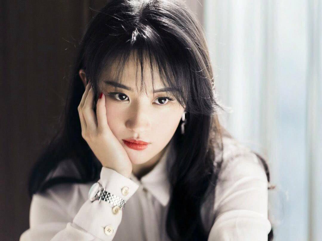 女星托腮自拍照谁最迷人?关晓彤第八,刘亦菲第二,杨幂排第几?