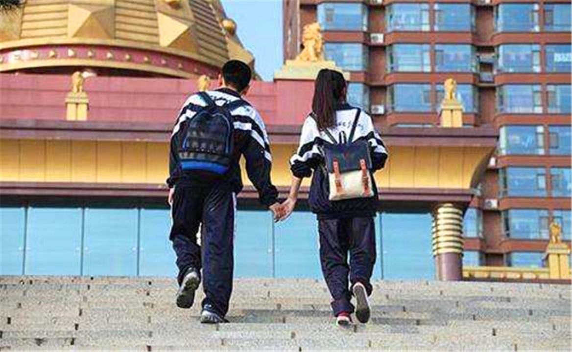 早恋有哪些危害吗?为什么学校禁止初中生早恋?其实原因很简单!