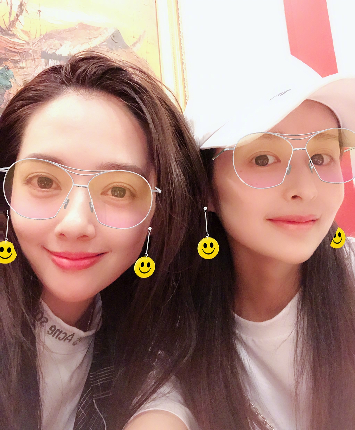 郭碧婷带颖儿逛台北夜市玩嗨了郭碧婷右手无名指戒指抢镜