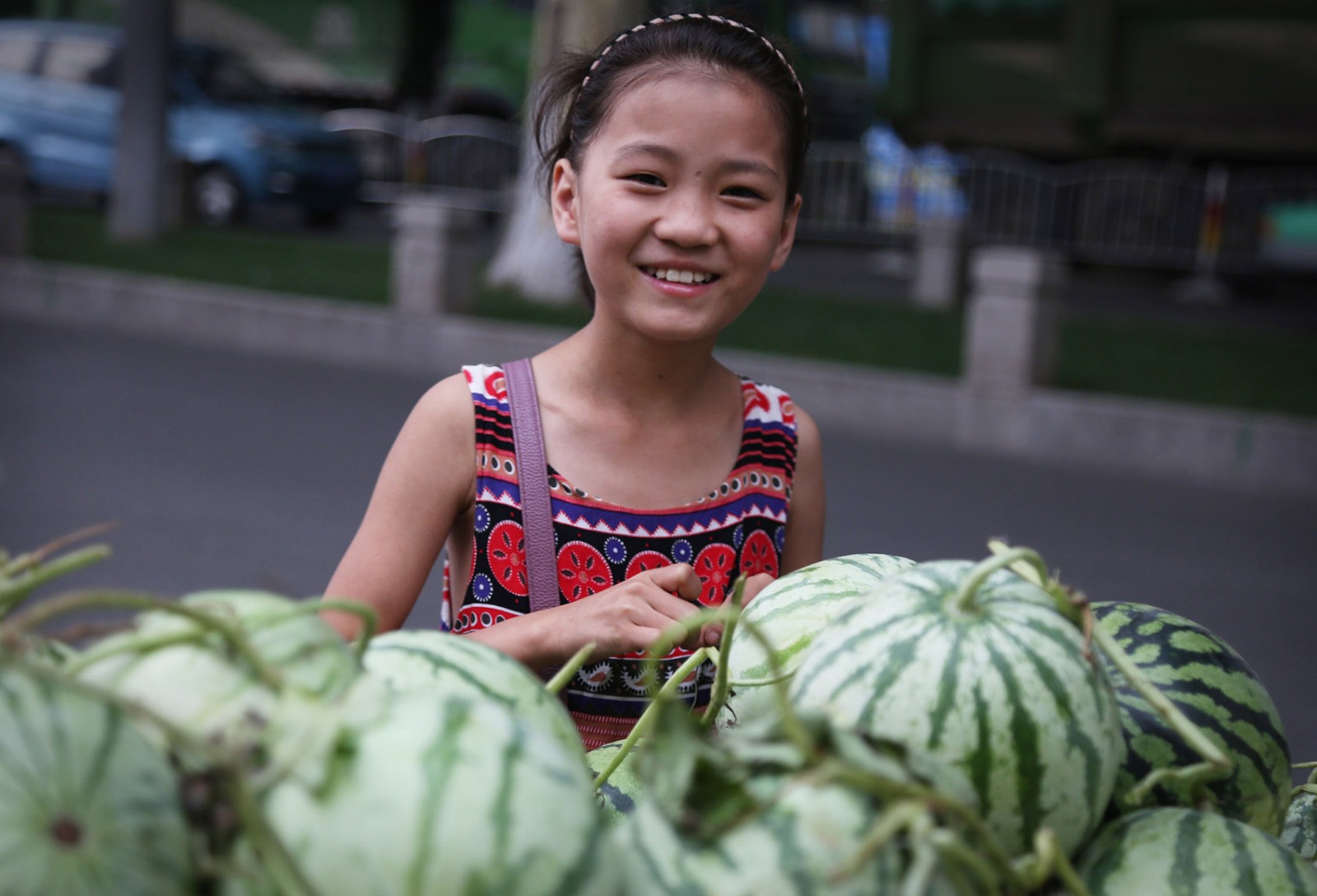 12岁女孩凌晨3点陪父母卖瓜:想多陪陪他们