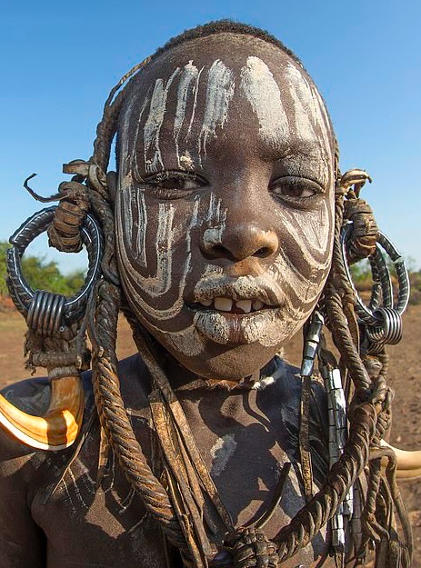 唇盘彩绘这个与世隔绝部落的传统正在被现代世界入侵