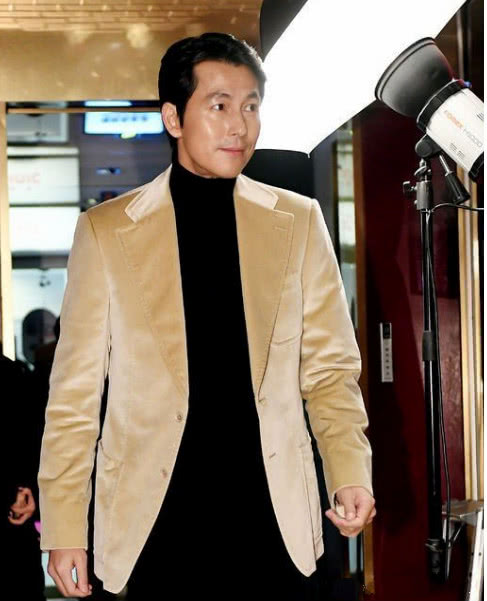 大叔line活动照:李政宰大佬气质,李阵郁胡子拉渣好看吗?