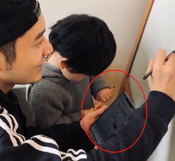 因为之前他很少曝出和儿子小海绵同框的照片,而且这一次黄晓明和儿子