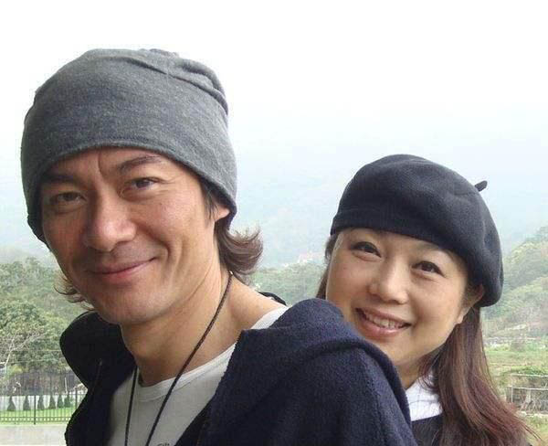 57岁江华与太太逛街十指紧扣结婚27年老夫老妻如甜蜜小情侣