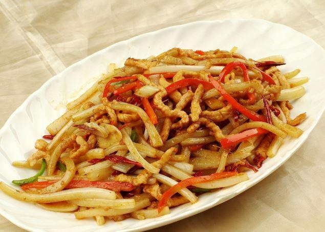 莲藕炒肉丝做不好?教你一招,保证藕丝不黑还爽脆,越吃越美味!