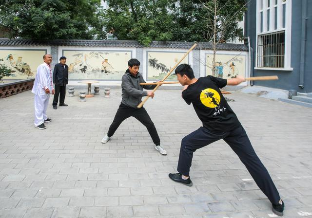 所救,为了报答救命之恩,便给高五太爷兄弟们传授了少林绝技—壳子棍法