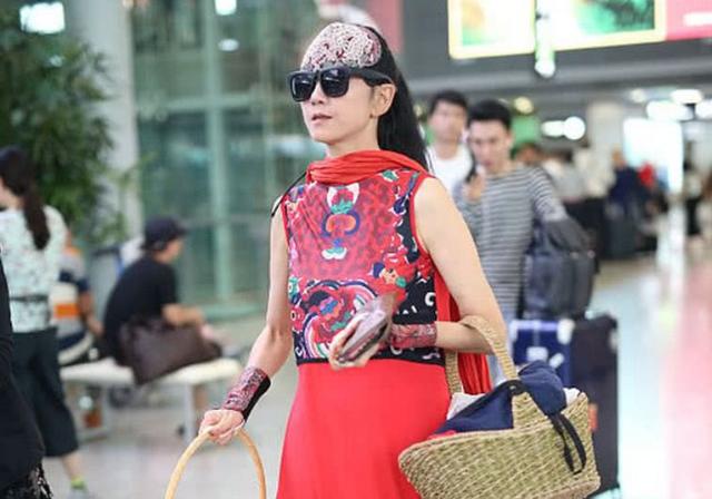 61岁杨丽萍近照,剪了留20年指甲美如少女