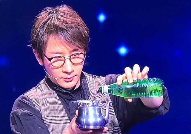 刘谦春晚魔术同款水壶网上已开卖,售价3305元,刘谦称是假货