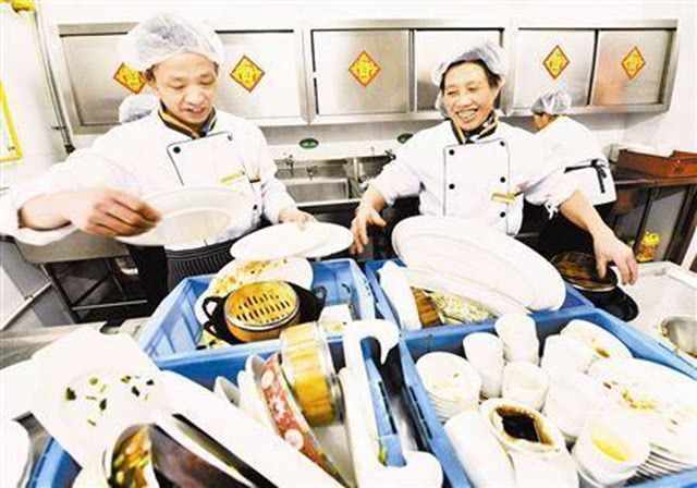 香港洗碗工月薪15000,为什么内地人不去打工呢?看完后明白了!