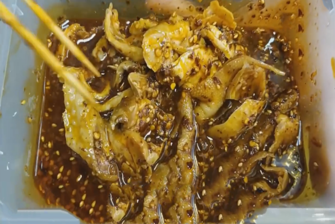 上过电视的网红棒棒鸡,排队半个小时才买到,老公吃完直呼过瘾!