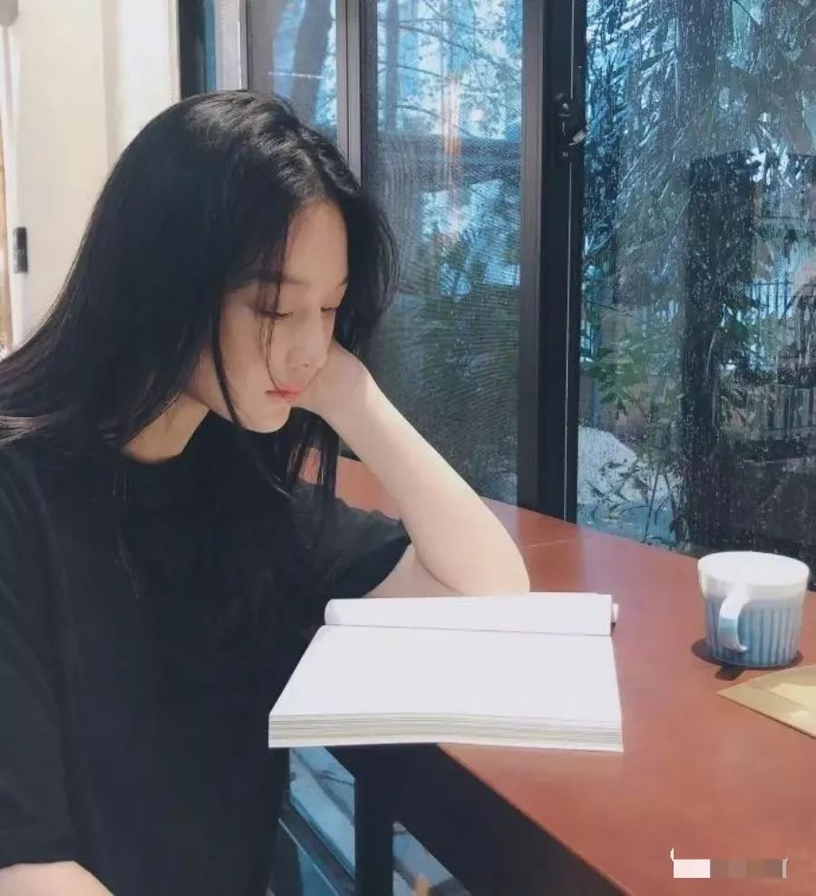 张馨予视角中的何教官,也只是一个有些简单的侧影,照片虽简单,却满是