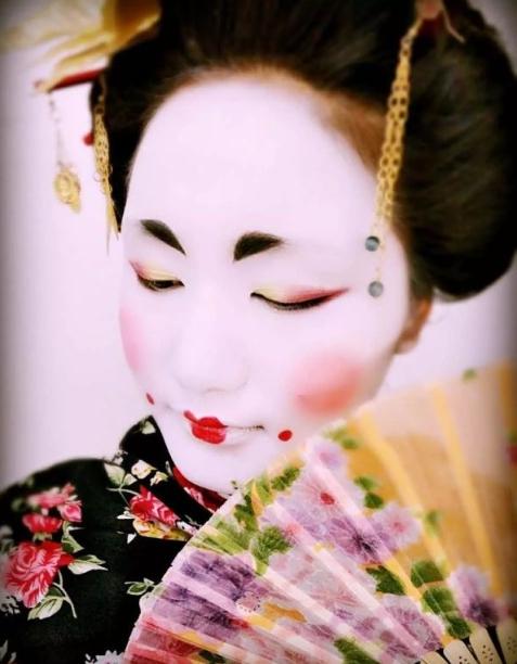 女人画眉时,经常容易犯这3个"低级错误",妆感太重显老气!