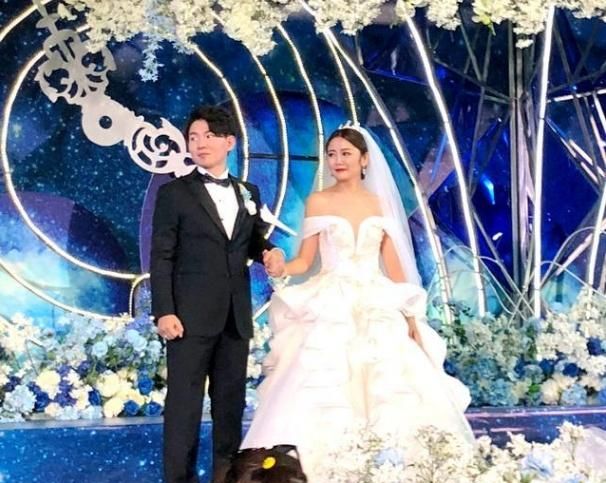 相声新势力卢鑫荣升奶爸,苗阜曾参加其婚礼,郭德纲题字赐牌匾