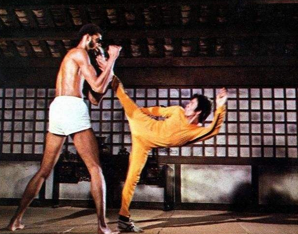 李小龙若是跟泰森擂台单挑谁会赢?对比结果令人尴尬