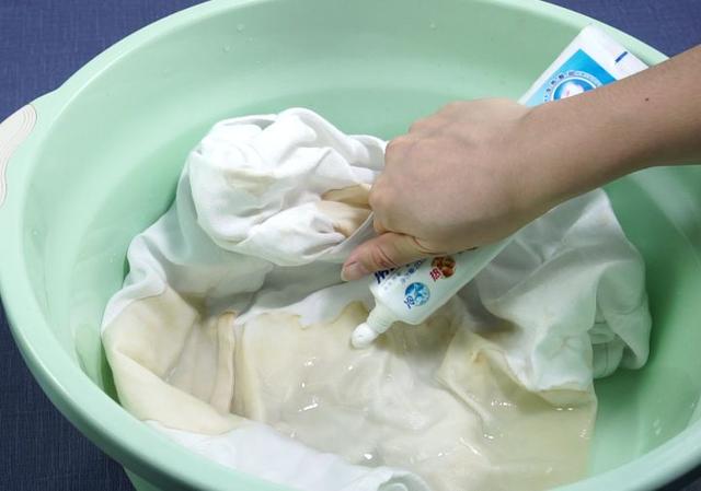 衣服沾上油渍别担心只要洗衣时放点它不管多脏都能洗干净