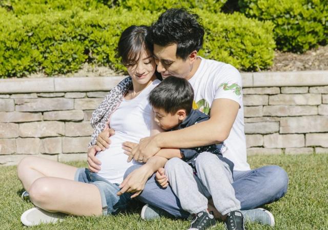 他们相差10岁却一见钟情,相恋15天就结婚,儿子跟老婆姓