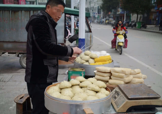 小伙在街头卖早餐,很多人都说在这买早餐,比吃一碗羊肉汤都实在