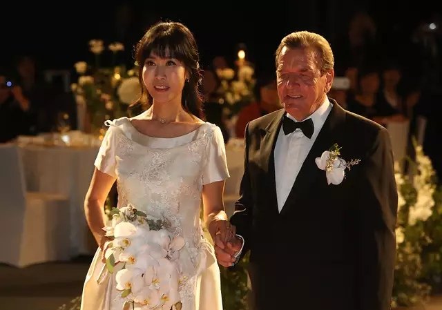 74岁德国前总理施罗德与第5任妻子,47岁韩国女翻译金素妍补婚礼