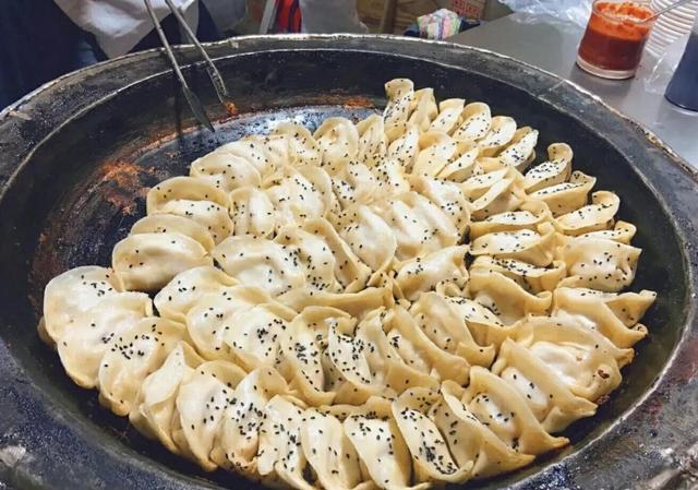 上海人凌晨5点起床,就为了排队吃这二两锅贴!