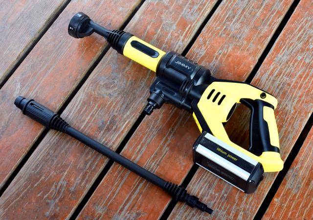 多功能喷嘴,电池包,泡沫器,充电器以及长达6米的供水软件管,经常洗车