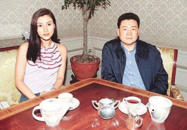 刘銮雄穿短袖精神抖擞现身力破病危传言娇妻甘比未陪伴再引争议