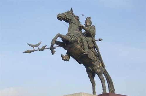 吕布雕像一,方天画戟历史上对于方天画戟的记载中有云,其身长可以长达