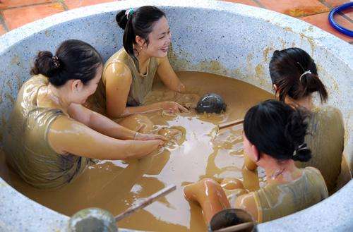 泥巴浴深受中国女孩青睐, 她们到这里体验一下就会面带笑容!