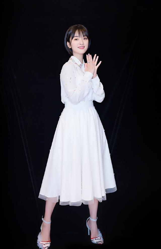 沈月终于穿对了!仅凭高跟鞋穿出了大长腿,网友:全靠鞋子撑着