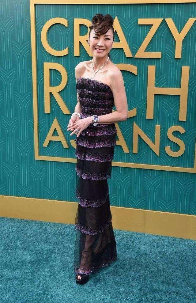 57岁杨紫琼一袭白裙,优雅端庄,可这双脚就是美丽的代价!