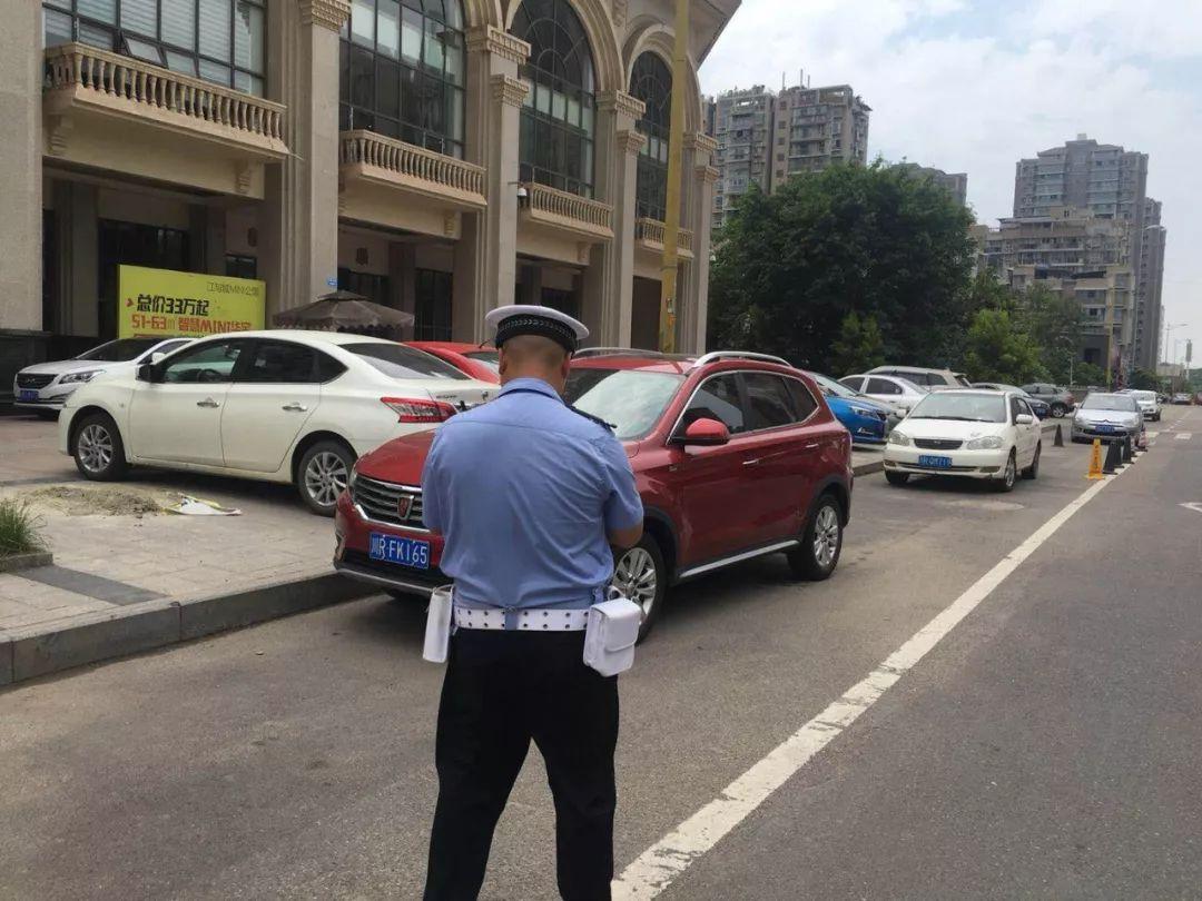 四川南充:交警烈日下执勤,有人在摩托车上放了东西,并留下纸条