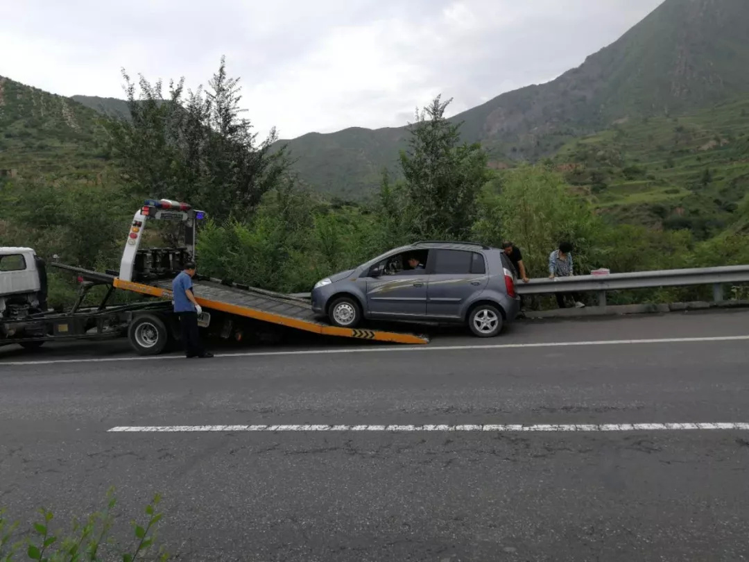 车辆抛锚司机手足无措 民警救援为民排忧解难