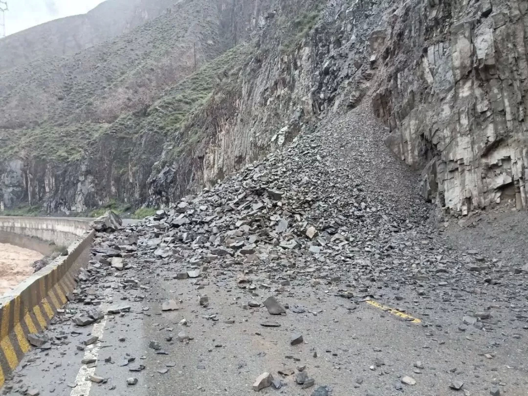 受降雨影响,青海省内多处国省干线公路发生塌方泥石流.