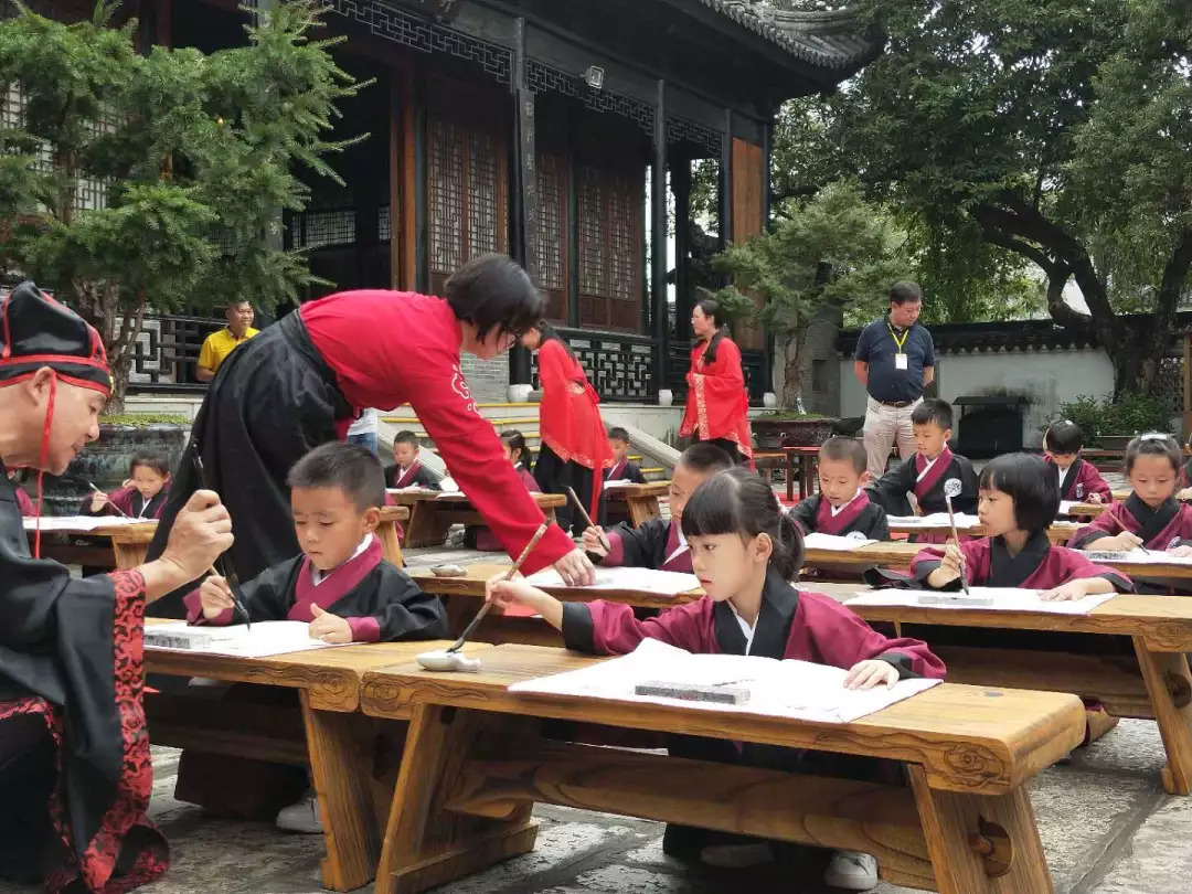 詹园 开笔礼而开业不到一年的"网红景区"迪茵湖生态度假区则是为了
