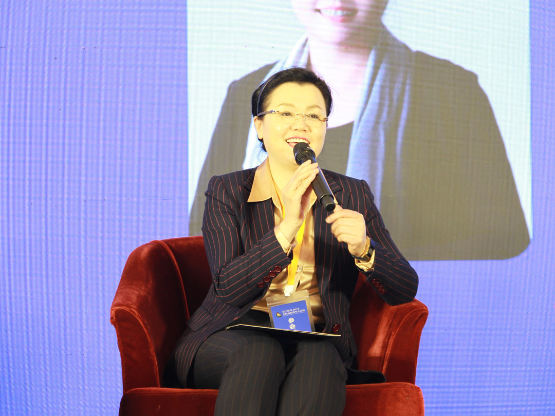 厦门大学艺术学院副院长陈舒华则从《从偏重技能与知识回归美育教育的