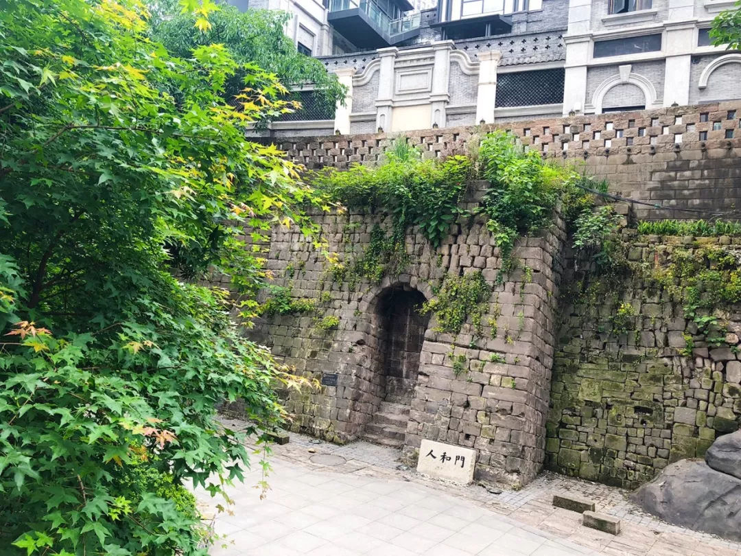 这里被称为重庆"华尔街",繁华一时,据说曾存着整个重庆的财富