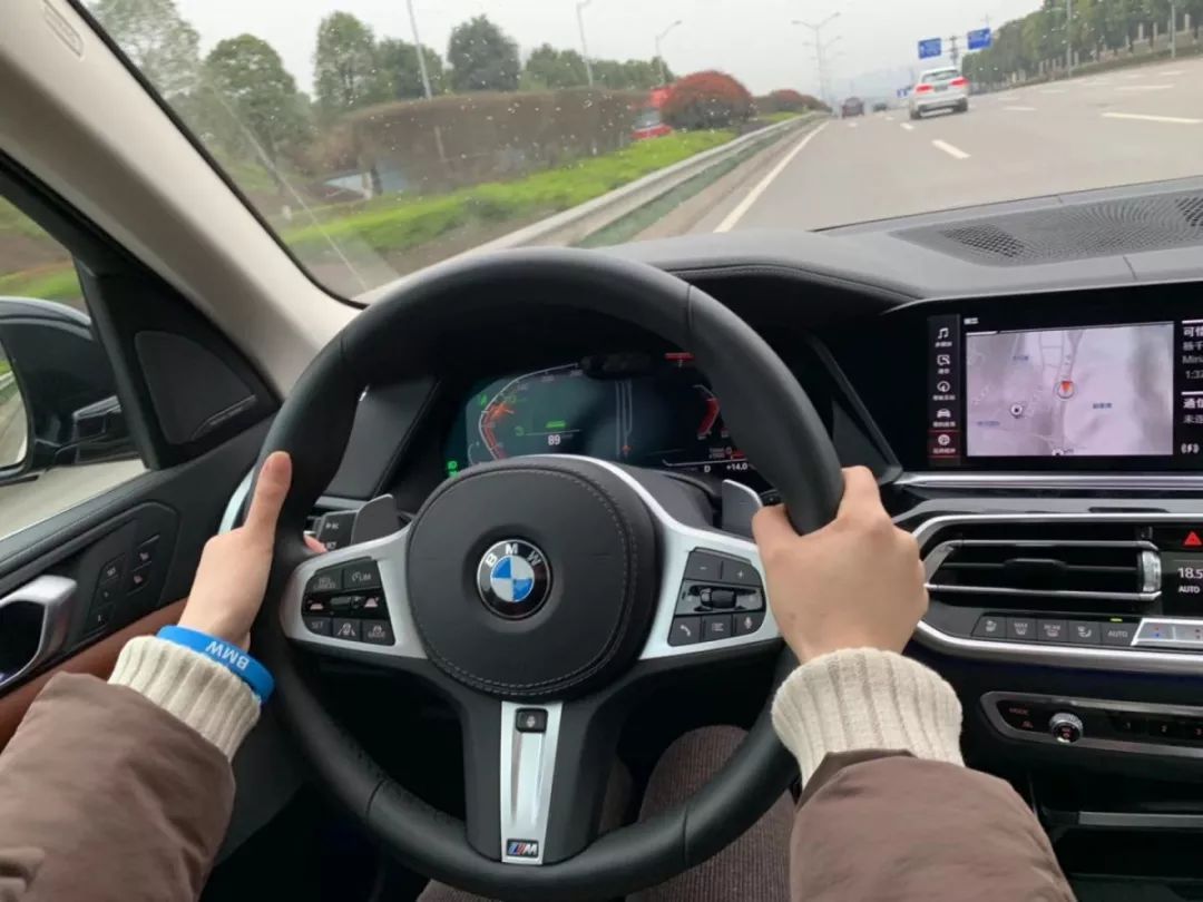 科技与豪华并存,开起来还很上瘾,试驾全新宝马x5!-新浪汽车