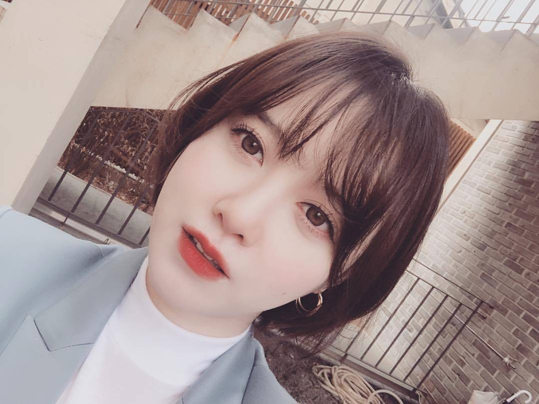 具惠善出席儿童基金会,短发银色西装攻气十足,满脸的"幸福肥"