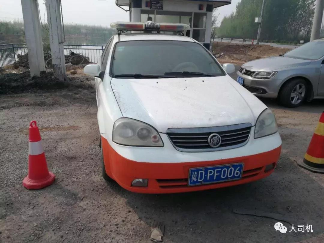 河北成安县交通局:不年检!假标志!路政执法车当场被交警拖走!