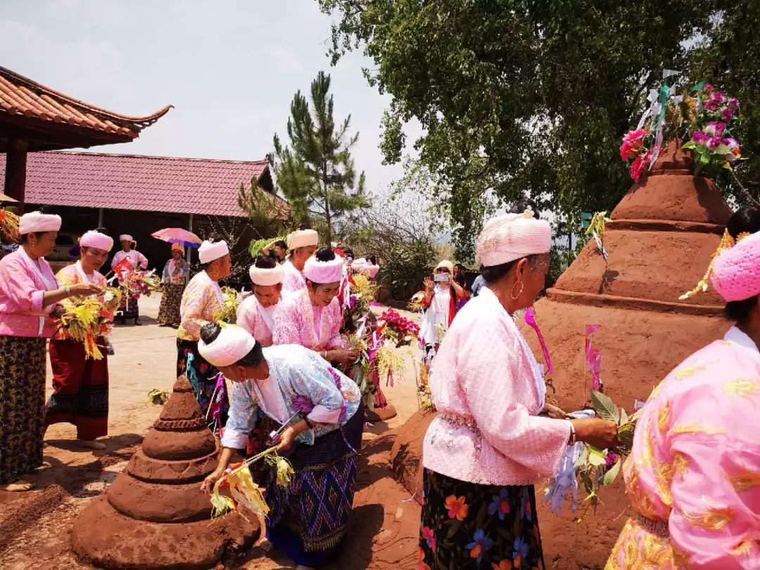 景谷泼水狂网红打卡地河湾傣寨嗨翻天