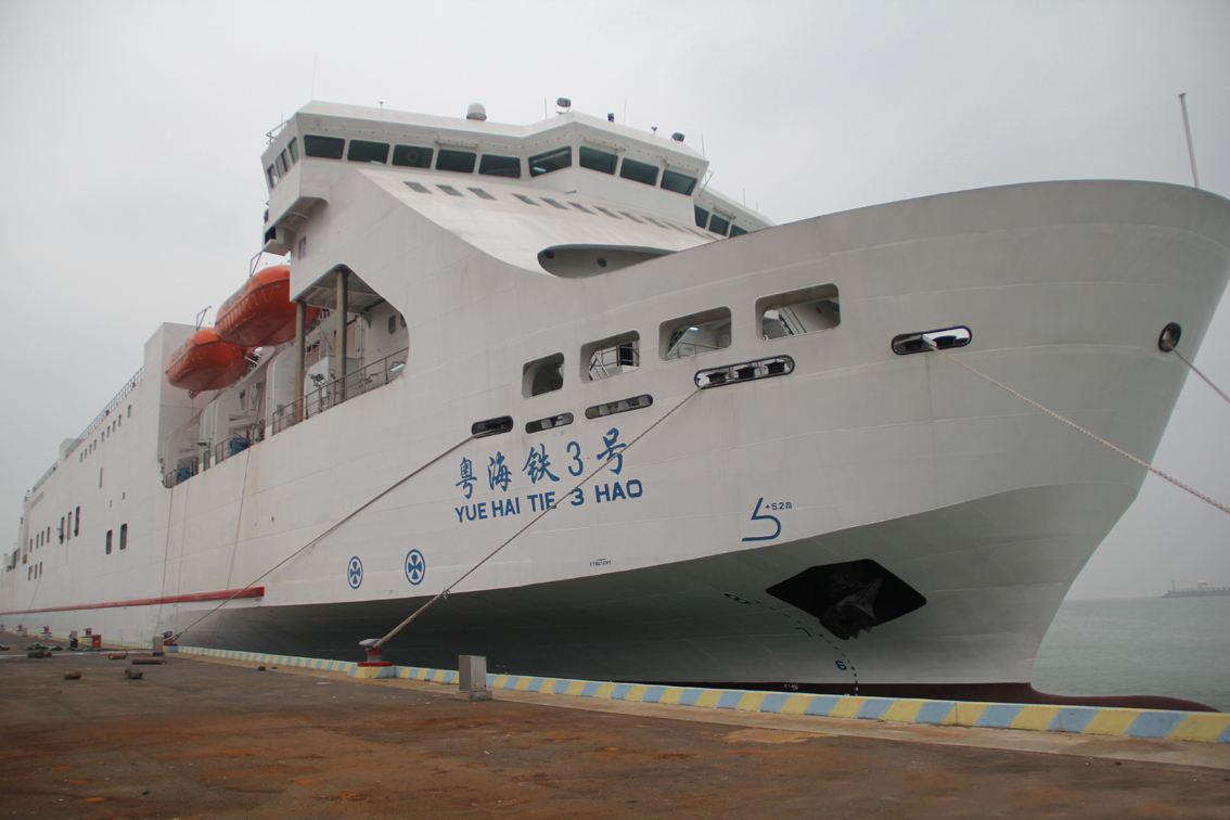 目前琼州海峡的火车摆渡,靠粤海铁一号和粤海铁二号,粤海铁三号三艘