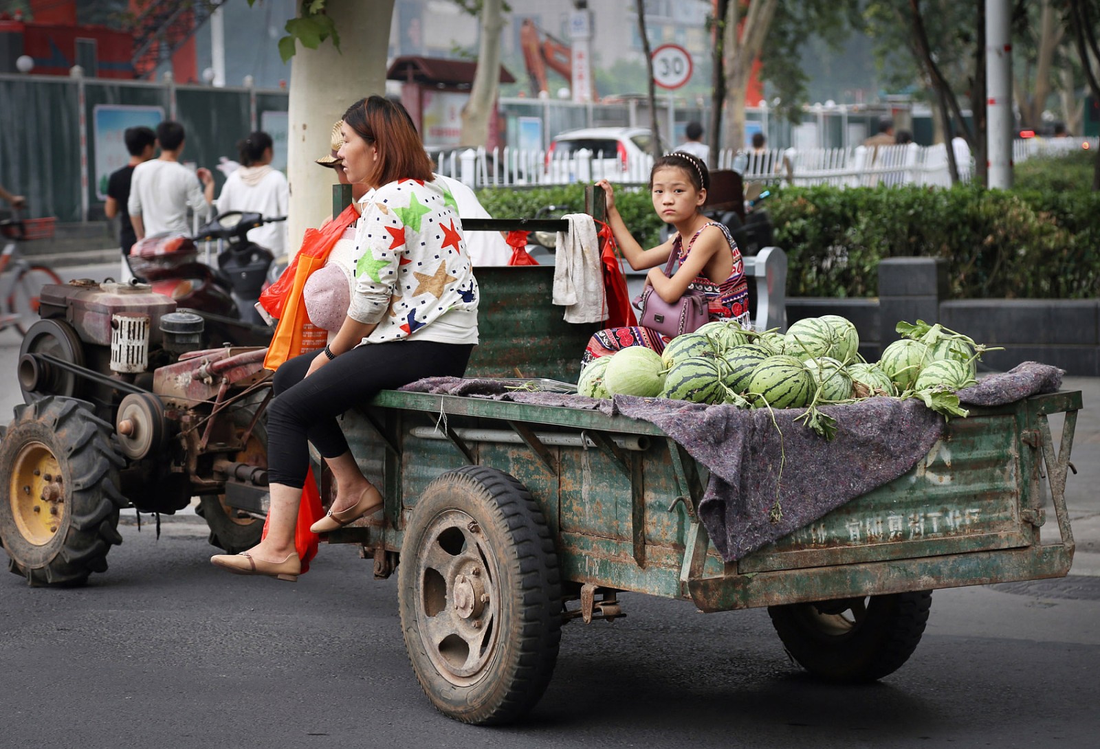 12岁女孩凌晨3点陪父母卖瓜:想多陪陪他们