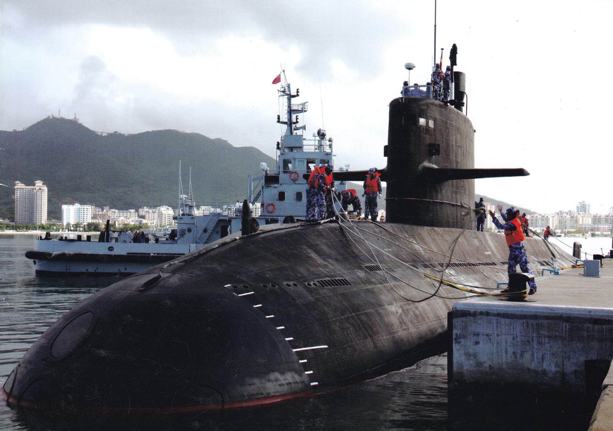 图中是039b常规潜艇,它的围壳指挥塔外形明显与039c不同.