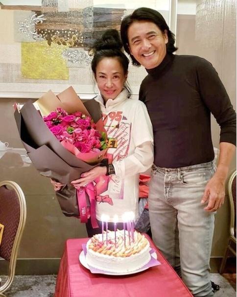 63岁周润发为59岁老婆庆生,发嫂偎依在发哥身上显害羞,恩爱如初