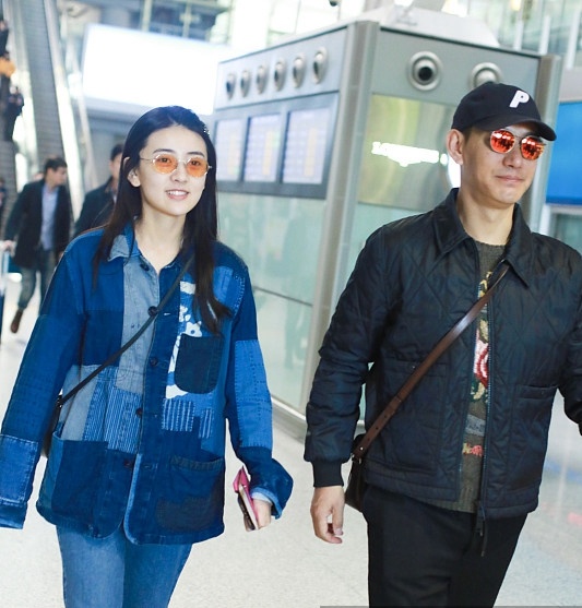 梁洁携未婚夫蒲巴甲走机场,一身拼色牛仔装,尽显娇俏少女味!