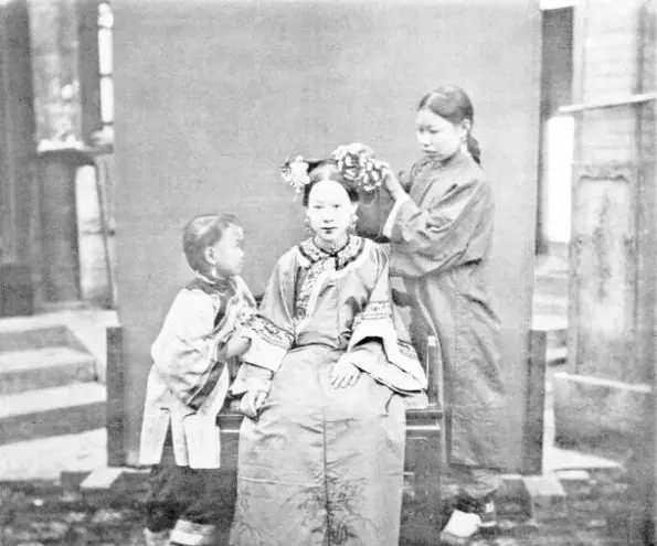清末女人最流行的发型大全,满汉有差异,简约繁复各有风韵|发型|满族|风韵_新浪新闻