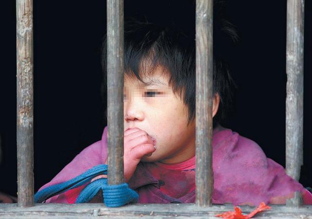 她3岁的时候跑到外省,再没回来过,小琴还有个哥哥,奶奶怕孩子们也乱跑