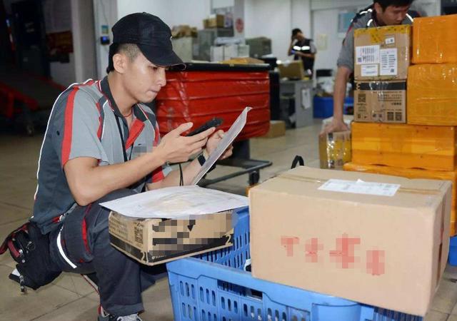 女顾客取快递,给快递小哥的评价:垃圾中的战斗机|快递|快件|战斗机_新