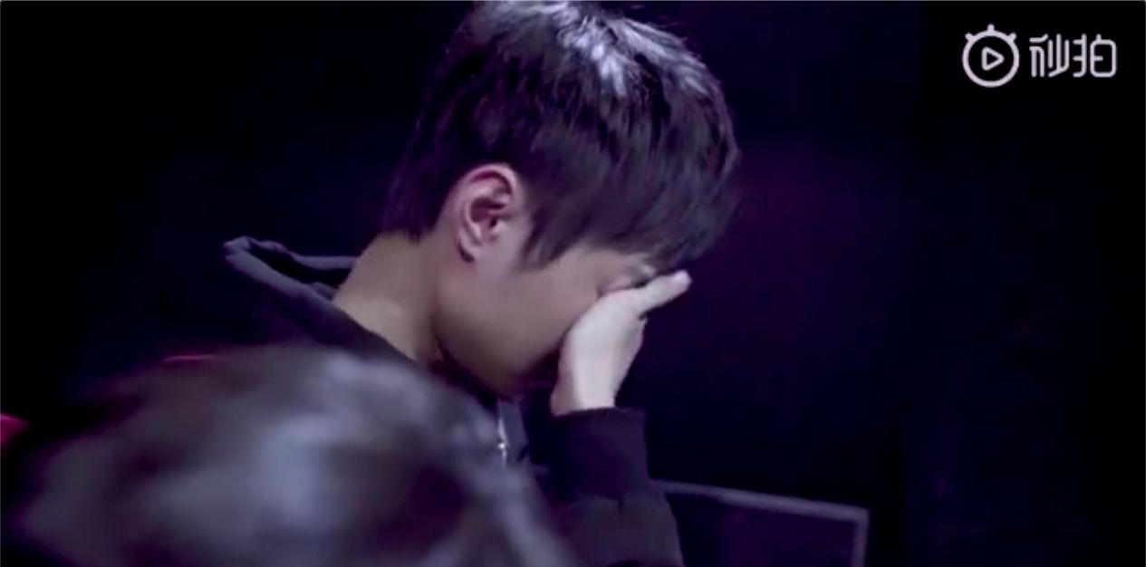 德杯输给ig后top后台开会:左手偷偷抹泪,小白暖心鼓励!