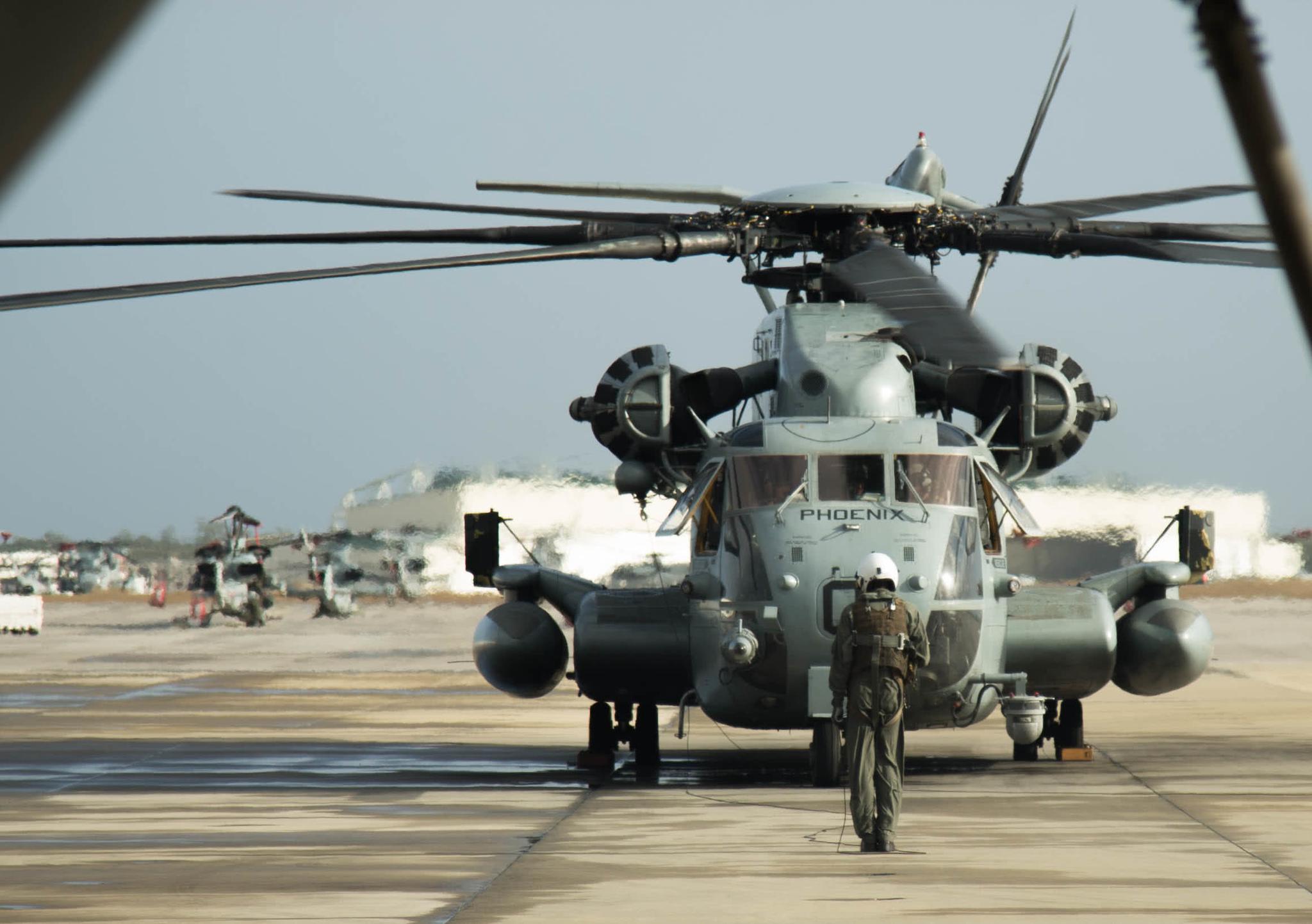 ch-53e"超级种马"重型直升机,常见部署在航母和两栖攻击舰上.